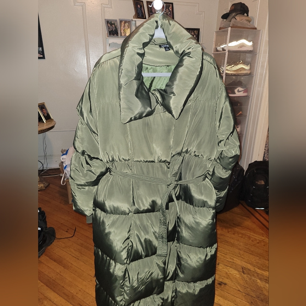 Boohoo long quilted coat with belt and zipper pockets. Green great condition